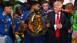 Donald Trump se quedó junto a los jugadores de Chelsea al momento de la celebración de la obtención del Mundial de Clubes.