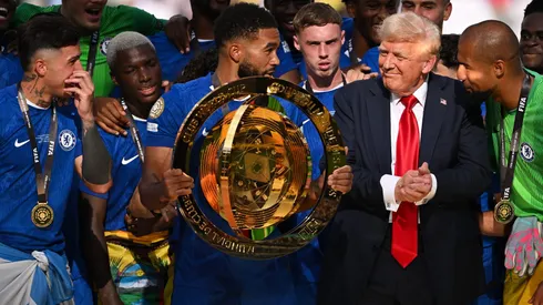 Donald Trump se quedó junto a los jugadores de Chelsea al momento de la celebración de la obtención del Mundial de Clubes.