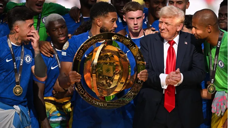Donald Trump se quedó junto a los jugadores de Chelsea al momento de la celebración de la obtención del Mundial de Clubes.