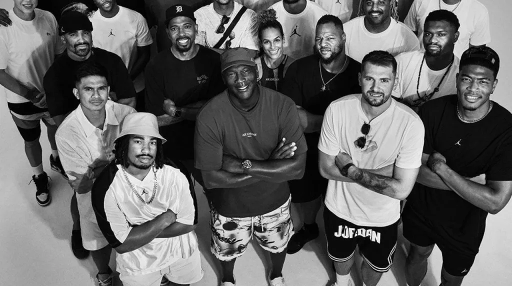 Michael Jordan con los jugadores que patrocina. (Foto: X / @SneakerNews)