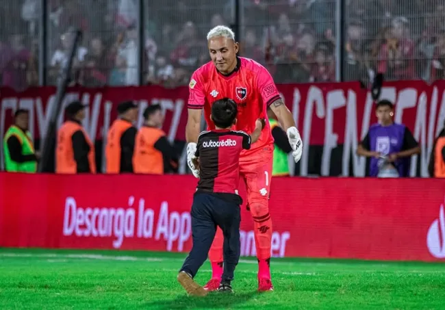 Keylor Navas no se mueve y se queda en Newell’s [Foto: Getty]