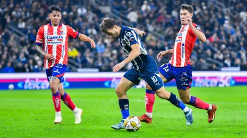 San Luis recibe a Rayados por el Apertura 2025.