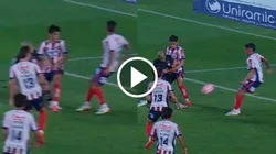 Berterame la luchó y todo Rayados pidió penal.