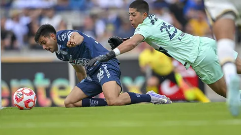 Alan Bautista le robó el balón a Rodrigo Parra para poner el 1-1 transitorio de Pachuca ante Pumas.