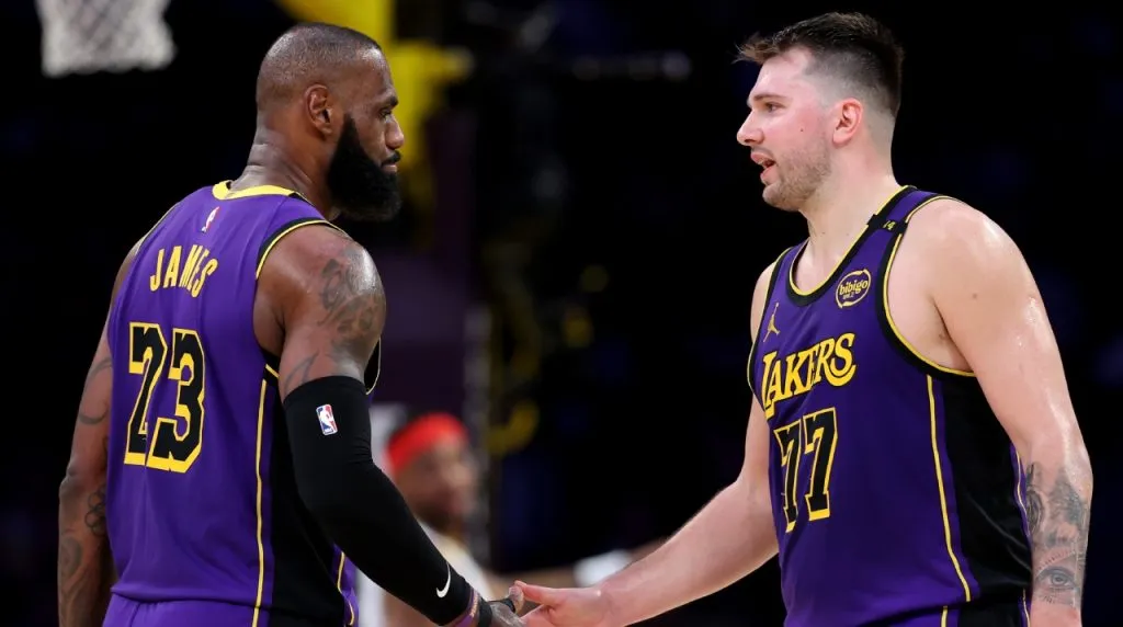 LeBron James y Luka Doncic. (Foto: Getty Images)