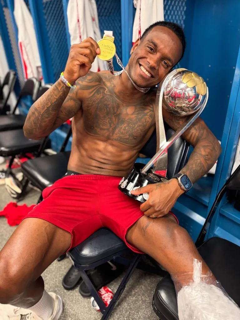 Helinho y lo que quedó de él tras la final… ¡con medalla y copa!