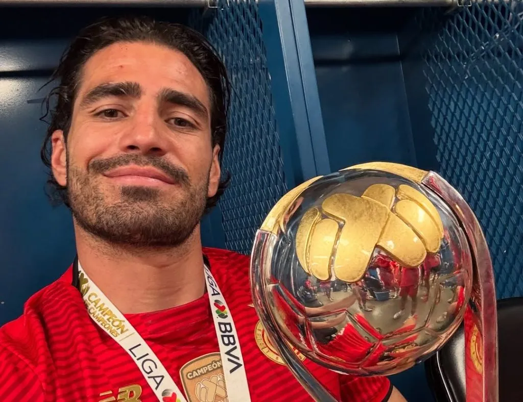 Antonio Briseño con el trofeo del Campeón de Campeones.