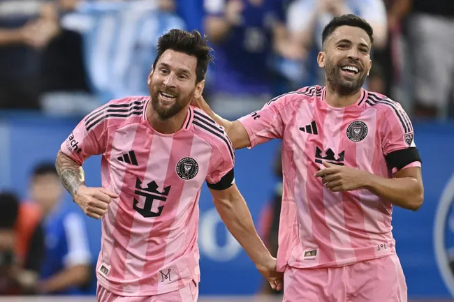 Lionel Messi y Jordi Alba celebran un gol en Inter Miami (GETTY IMAGES)
