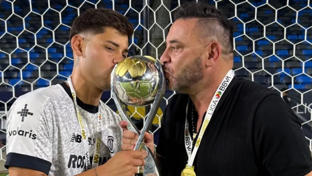 Shayr y Antonio Mohamed con su segundo trofeo del año en Toluca.