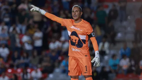 El tico debutó en Pumas con victoria por 2-0 ante Querétaro en La Corregidora.