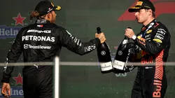 Lewis Hamilton y Max Verstappen compartiendo podio de la Fórmula 1