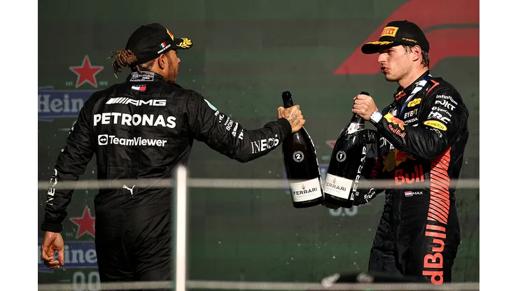 Lewis Hamilton y Max Verstappen compartiendo podio de la Fórmula 1
