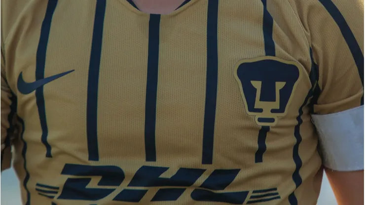 Permaneció en Pumas durante dos años consagrándose campeón del Clausura 2004.
