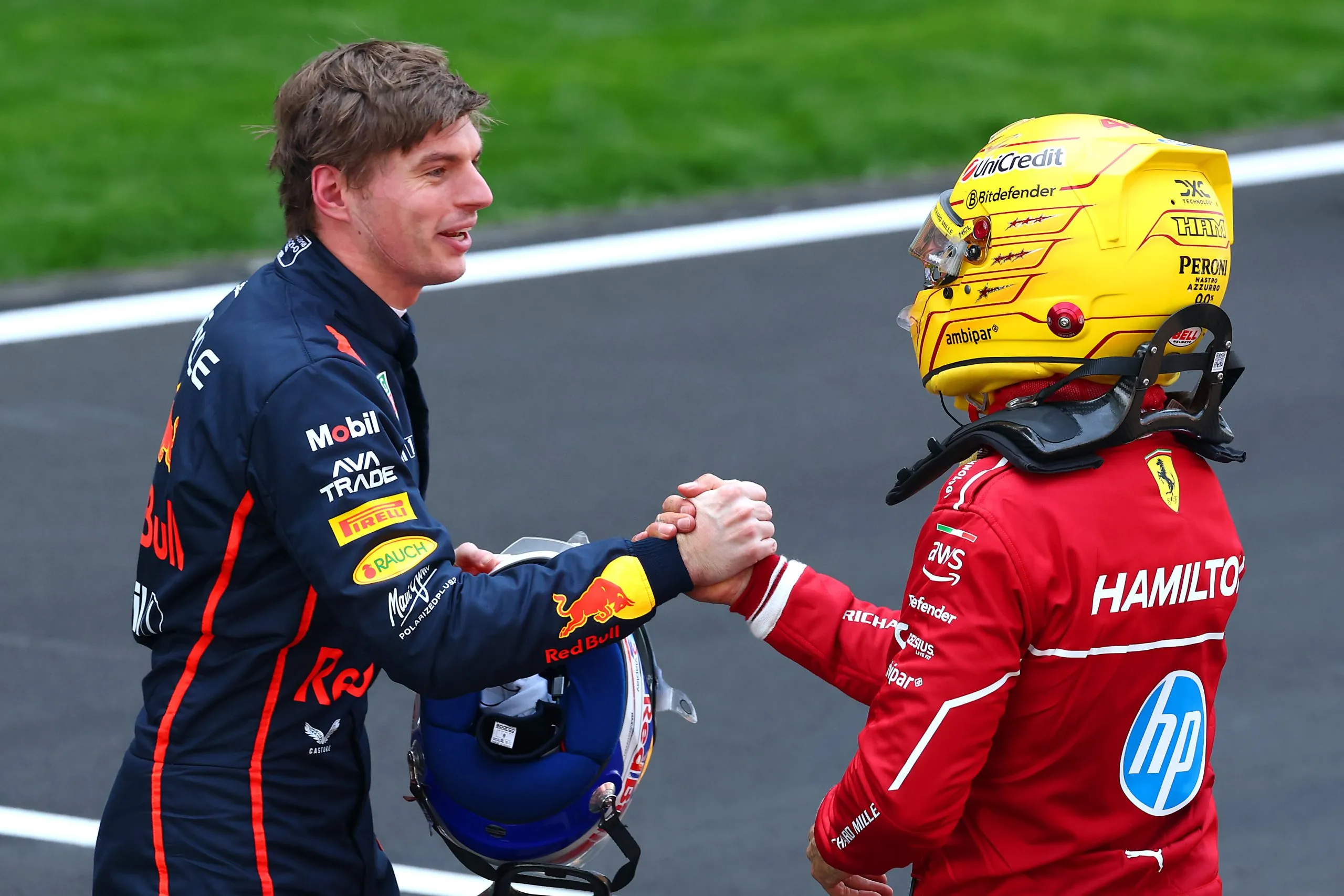 Max Verstappen saluda a Lewis Hamilton en el GP de China 2025 (GETTY IMAGES)