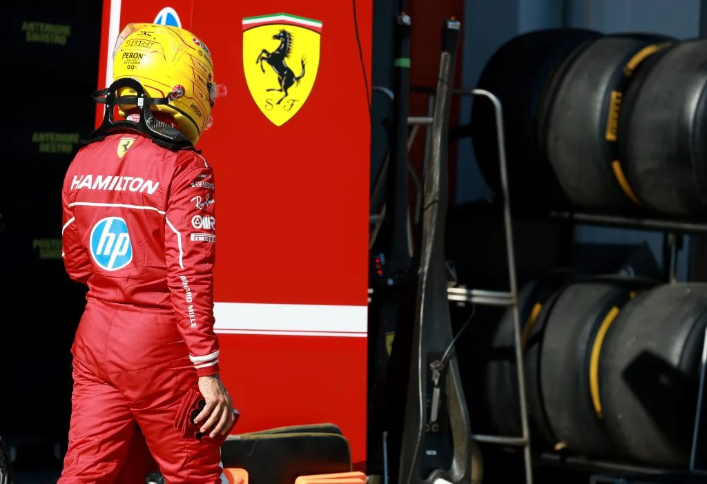Lewis Hamilton en el box de Ferrari (GETTY IMAGES)