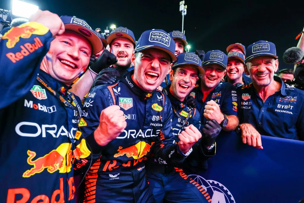 Max Verstappen celebra con miembros del equipo Red Bull (GETTY IMAGES)