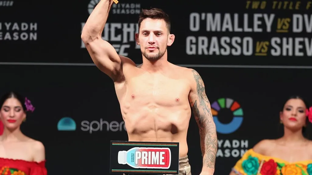 Esteban Ribovics busca volver a la victoria para acercarse al top 15 del peso ligero. (GETTY IMAGES)