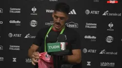 Matías Cóccaro posó con un regalo que le dio Lionel Messi tras gritarle un gol en la cara