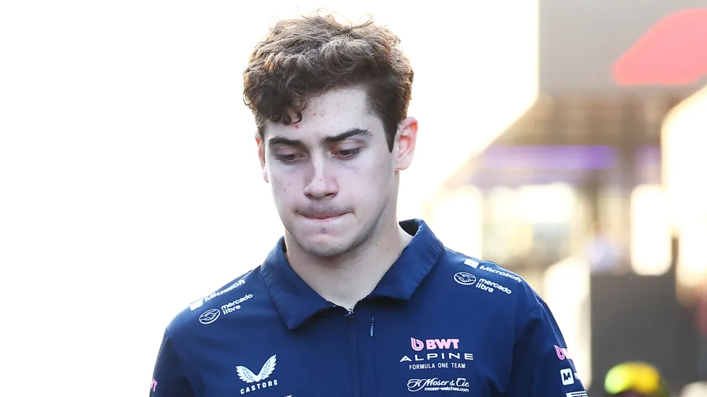 Franco Colapinto con la indumentaria de Alpine