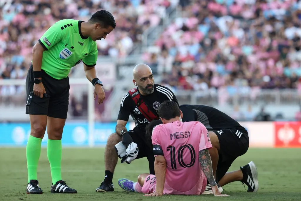 Lionel Messi siendo tratado en el partido (Getty Images)