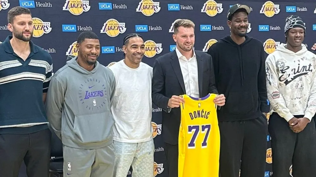 Jugadores de Lakers en la renovación de Doncic. (Foto: X / @NBAdoPovo)