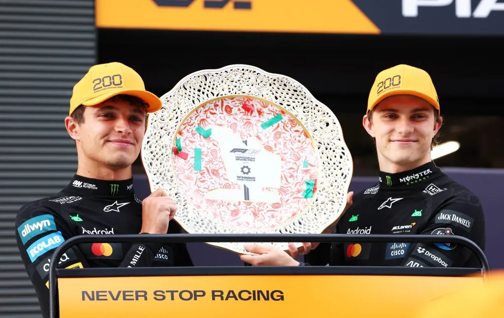 Lnado Norris y Oscar Piastri posan con el trofeo del GP de Hungría (GETTY IMAGES)