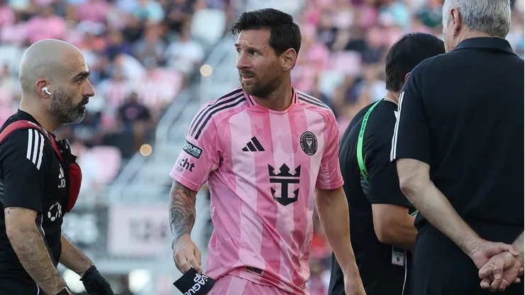 Messi salió a los 10 minutos del juego ante Necaxa.