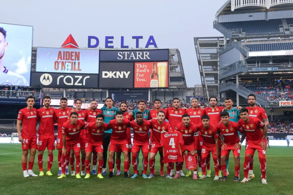 Los futbolistas de Toluca posaron con una playera de Bruno Méndez en señal de apoyo al futbolista uuguayo. (Toluca oficial)