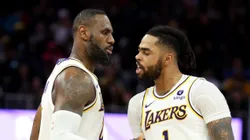 LeBron James y D'Angelo Russell.