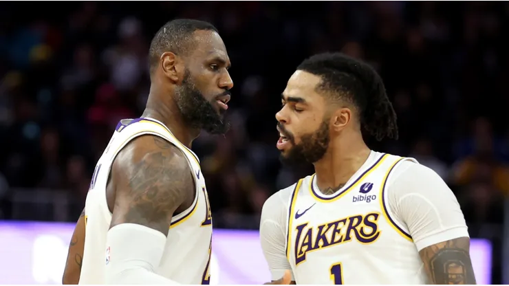 LeBron James y D'Angelo Russell.