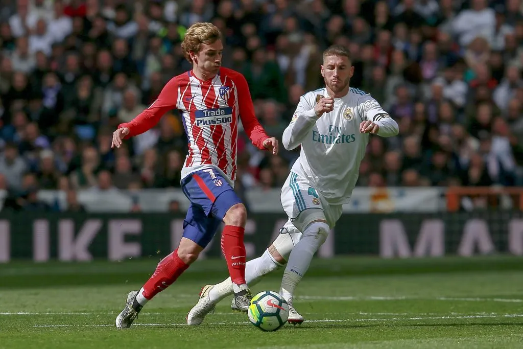 Sergio Ramos y Antoine Griezmann en un derbi madrileño (Getty Images)