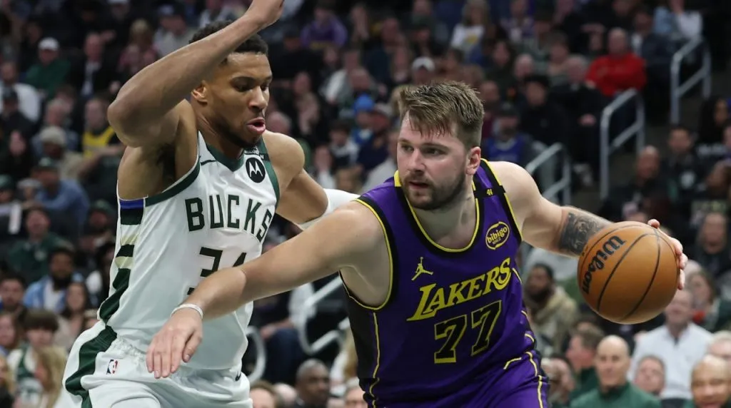Giannis Antetokounmpo y Luka Doncic. (Foto: Getty Images)