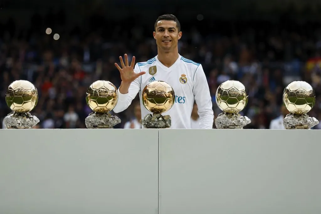 Cristiano Ronaldo posa con sus cinco Balones de Oro (GETTY IMAGES)