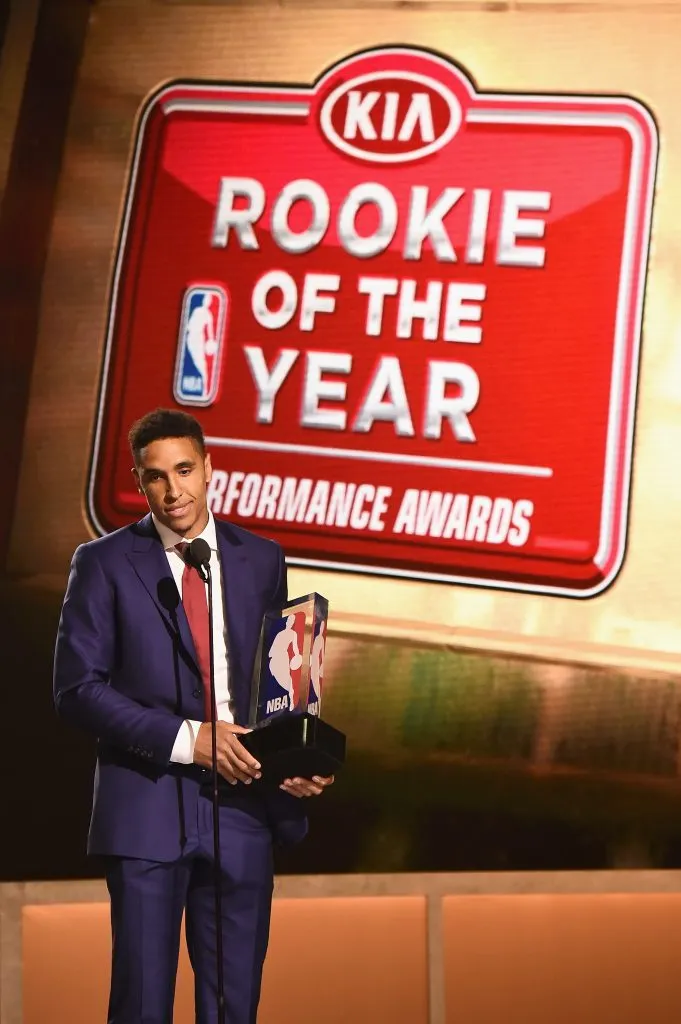 Malcolm Brogdon con el premio del Rookie del Año (GETTY IMAGES)