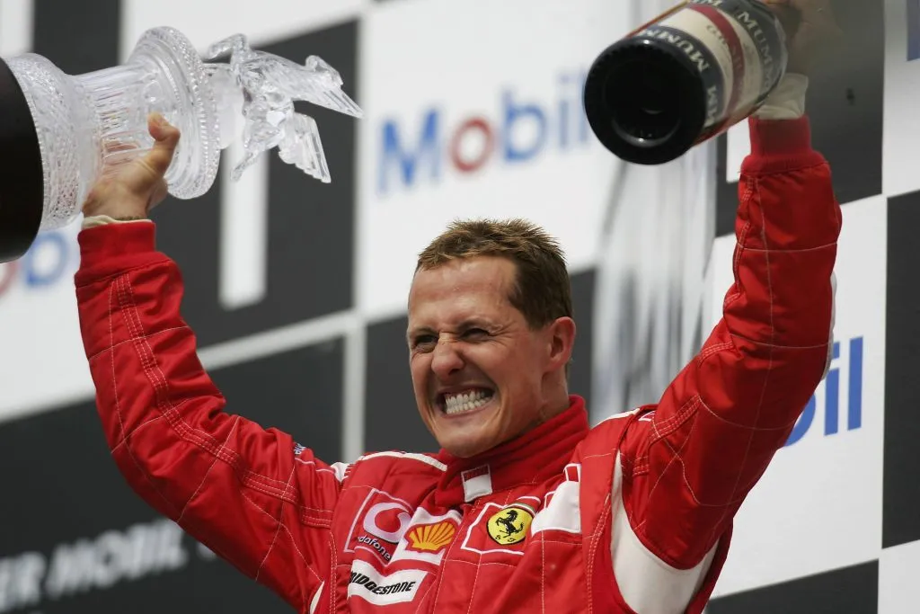 Michael Schumacher celebra en el podio (GETTY IMAGES)
