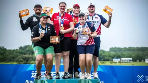 La dupla mexicana en el podio en arco recurvo.