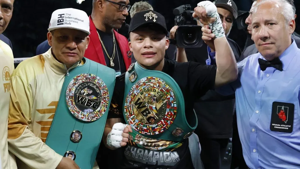Isaac Cruz es el campeón interino CMB del peso superligero. (GETTY IMAGES)