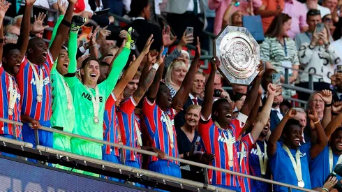Crystal Palace celebra con el trofeo de la Community Shield