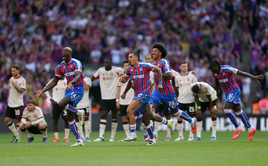 Jugadores de Crystal Palace festejan el penal decisivo (GETTY IMAGES)