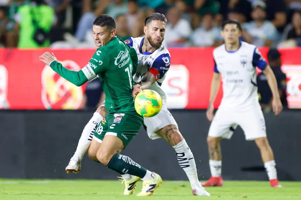 James Rodríguez y Sergio Ramos luchan por un balón (GETTY IMAGES)