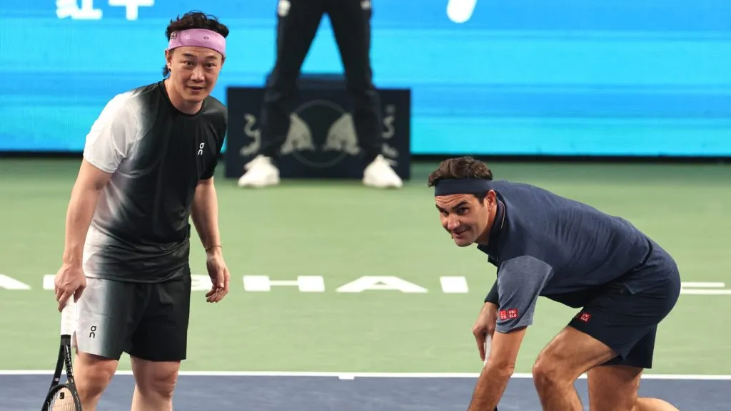 Roger Federer en la exhibición de la que participó en Shanghái el año pasado. (GETTY IMAGES)