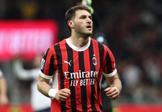 Santiago Giménez podría quedar relegado en caso de que Milan fiche a Rasmus Højlund. (Getty Images)