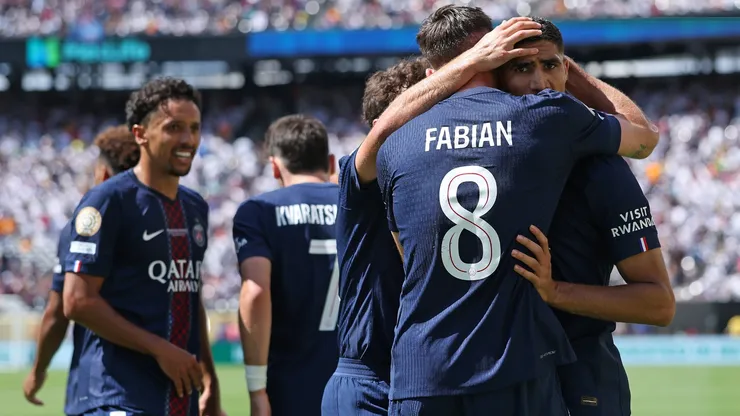 Los jugadores de PSG, a puro abrazo.