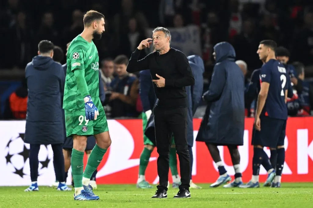 Gianluigi Donnarumma platica con Luis Enrique tras un partido de Champions League (GETTY IMAGES)