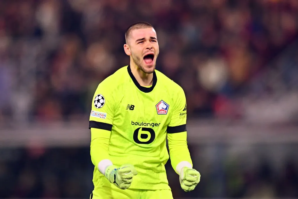 Lucas Chevalier celebra en un partido de Champions League con Lille (GETTY IMAGES)