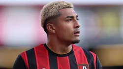 ¿Por qué no juega Julián Araujo en Liverpool vs. Bournemouth?
