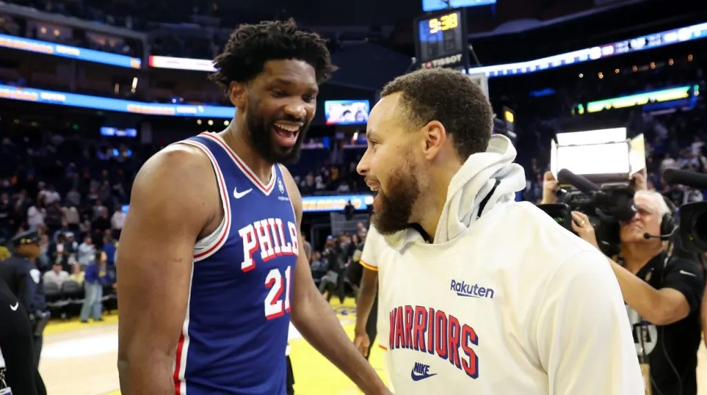 Joel Embiid y Stephen Curry. (Foto: Getty Images)