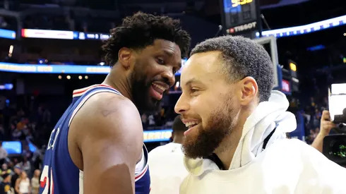 Joel Embiid y Stephen Curry en la NBA.