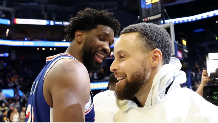 Joel Embiid y Stephen Curry en la NBA.