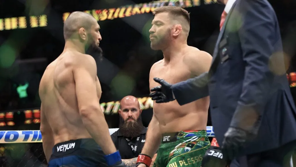 Khamzat Chimaev le dio una lección de lucha a Dricus du Plessis en UFC 319. (GETTY IMAGES)